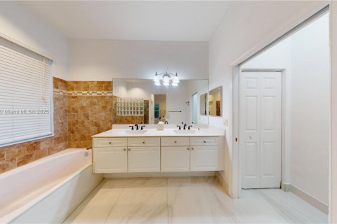 House in Weston, Florida 4 bedrooms, 202.53 sq.m. № 1971311 - photo 18