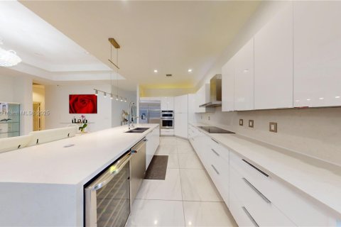 House in Weston, Florida 4 bedrooms, 202.53 sq.m. № 1971311 - photo 10