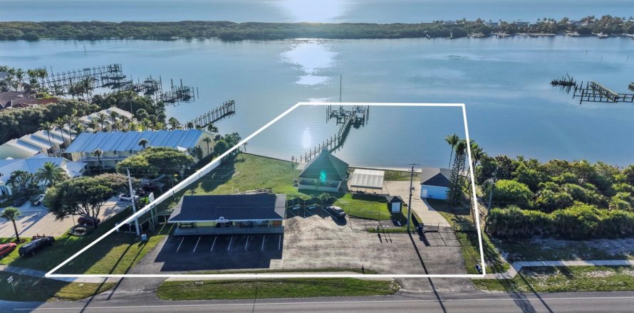 Commercial property in Jupiter, Florida № 2247279
