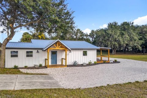 Commercial property in Osteen, Florida 112.41 sq.m. № 2108895 - photo 2