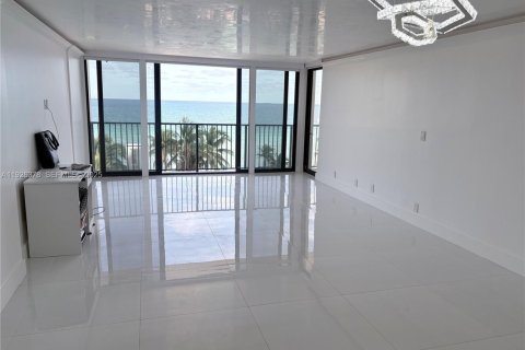 Condominio en alquiler en Hollywood, Florida, 2 dormitorios, 130.06 m2 № 1985707 - foto 1