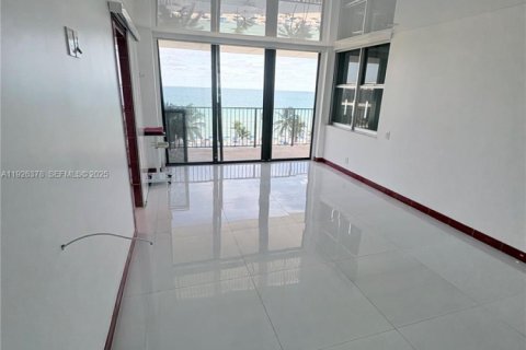 Condominio en alquiler en Hollywood, Florida, 2 dormitorios, 130.06 m2 № 1985707 - foto 6