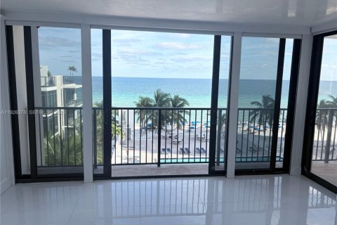 Condominio en alquiler en Hollywood, Florida, 2 dormitorios, 130.06 m2 № 1985707 - foto 10