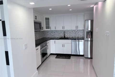 Condominio en alquiler en Hollywood, Florida, 2 dormitorios, 130.06 m2 № 1985707 - foto 3