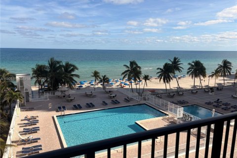 Condominio en alquiler en Hollywood, Florida, 2 dormitorios, 130.06 m2 № 1985707 - foto 2