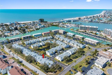 Adosado en Treasure Island, Florida 2 dormitorios, 90.12 m2 № 2142052