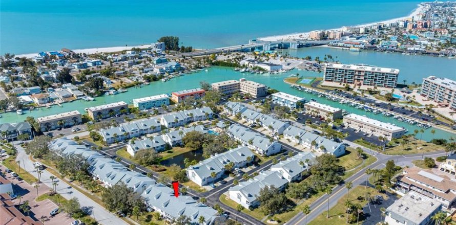 Adosado en Treasure Island, Florida 2 dormitorios, 90.12 m2 № 2142052
