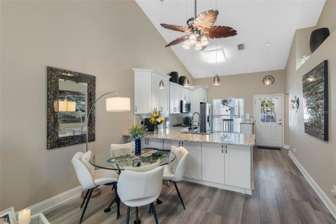 Adosado en venta en Treasure Island, Florida, 2 dormitorios, 90.12 m2 № 2142052 - foto 12
