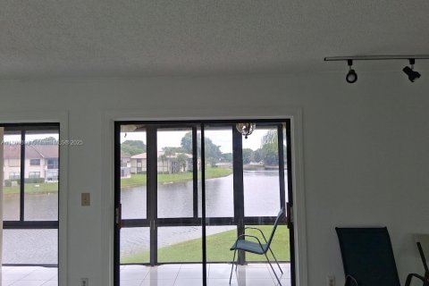 Copropriété à louer à Tamarac, Floride: 2 chambres, 97.55 m2 № 1929505 - photo 5