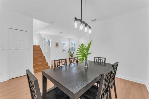 Townhouse in Doral, Florida 3 bedrooms, 156.35 sq.m. № 1792510 - photo 6