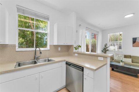 Townhouse in Doral, Florida 3 bedrooms, 156.35 sq.m. № 1792510 - photo 9