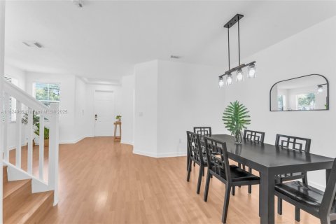 Townhouse in Doral, Florida 3 bedrooms, 156.35 sq.m. № 1792510 - photo 4