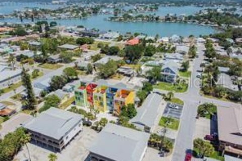 Townhouse in Indian Rocks Beach, Florida 3 bedrooms, 155.33 sq.m. № 2378015 - photo 3