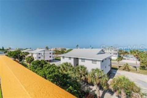 Townhouse in Indian Rocks Beach, Florida 3 bedrooms, 155.33 sq.m. № 2378015 - photo 13