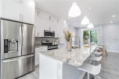Townhouse in Indian Rocks Beach, Florida 3 bedrooms, 155.33 sq.m. № 2378015 - photo 5