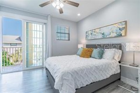 Townhouse in Indian Rocks Beach, Florida 3 bedrooms, 155.33 sq.m. № 2378015 - photo 8