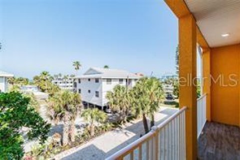 Townhouse in Indian Rocks Beach, Florida 3 bedrooms, 155.33 sq.m. № 2378015 - photo 12