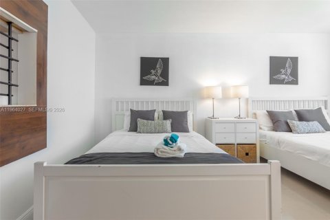 Condo in Miami Beach, Florida  № 2026638 - photo 16