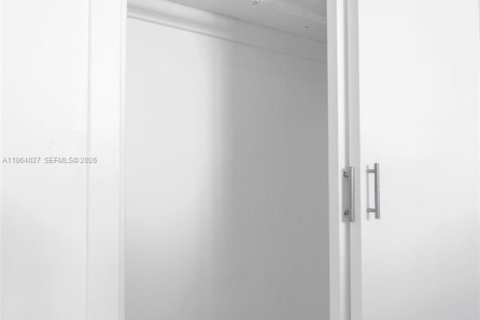 Condo in Miami Beach, Florida  № 2026638 - photo 15