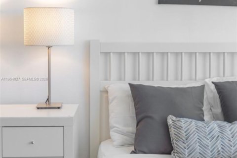 Condo in Miami Beach, Florida  № 2026638 - photo 4