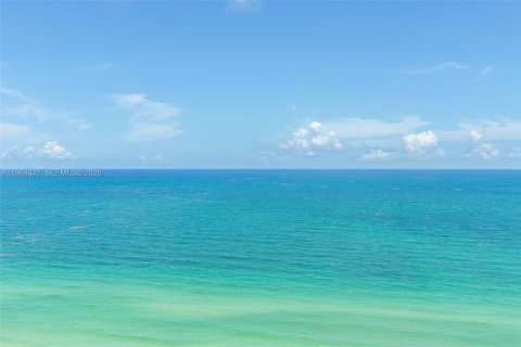 Condo in Miami Beach, Florida  № 2026638 - photo 11