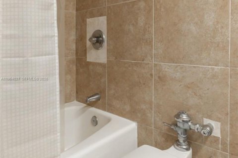 Condo in Miami Beach, Florida  № 2026638 - photo 14