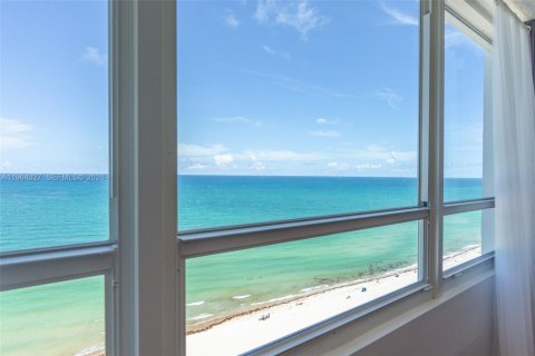 Condo in Miami Beach, Florida  № 2026638 - photo 10