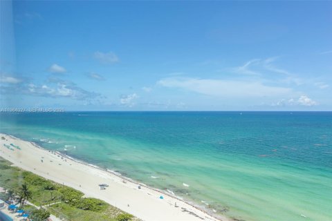 Condo in Miami Beach, Florida  № 2026638 - photo 12