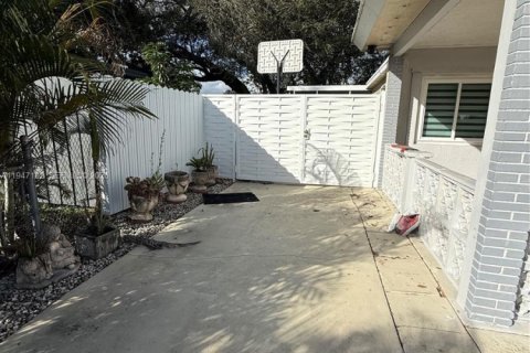 House in Hollywood, Florida 3 bedrooms, 96.53 sq.m. № 2003270 - photo 13