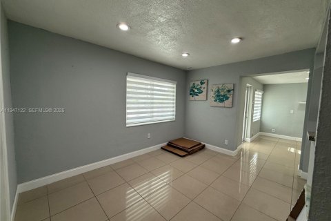 House in Hollywood, Florida 3 bedrooms, 96.53 sq.m. № 2003270 - photo 9