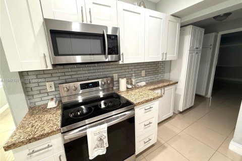 House in Hollywood, Florida 3 bedrooms, 96.53 sq.m. № 2003270 - photo 5