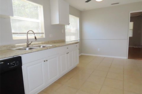 House in Saint Petersburg, Florida 3 bedrooms, 112.69 sq.m. № 1447067 - photo 7