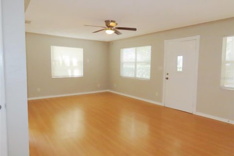 House in Saint Petersburg, Florida 3 bedrooms, 112.69 sq.m. № 1447067 - photo 17
