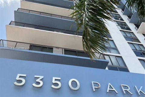 Propiedad comercial en alquiler en Doral, Florida, 1 dormitorio, 94.39 m2 № 1987891 - foto 2