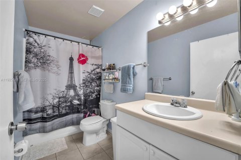 Снять в аренду виллу или дом в Майами, Флорида 3 спальни, 97.55м2, № 1984139 - фото 14