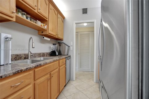 Condo in Pompano Beach, Florida, 2 bedrooms  № 2192948 - photo 5