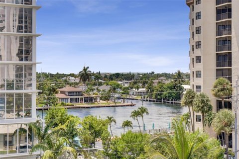 Condo in Pompano Beach, Florida, 2 bedrooms  № 2192948 - photo 2