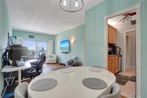 Condo in Pompano Beach, Florida, 2 bedrooms  № 2192948 - photo 8