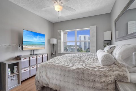 Condo in Pompano Beach, Florida, 2 bedrooms  № 2192948 - photo 27