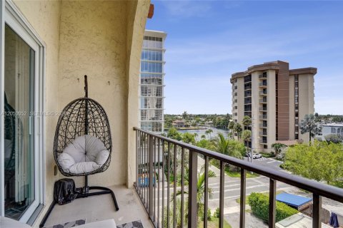 Condo in Pompano Beach, Florida, 2 bedrooms  № 2192948 - photo 10