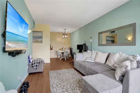 Condo in Pompano Beach, Florida, 2 bedrooms  № 2192948 - photo 17