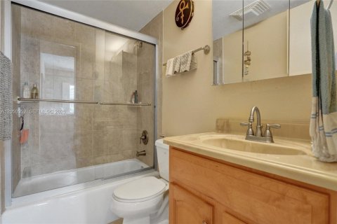 Condo in Pompano Beach, Florida, 2 bedrooms  № 2192948 - photo 29