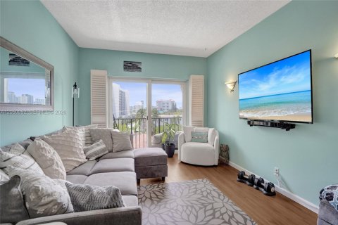 Condo in Pompano Beach, Florida, 2 bedrooms  № 2192948 - photo 6