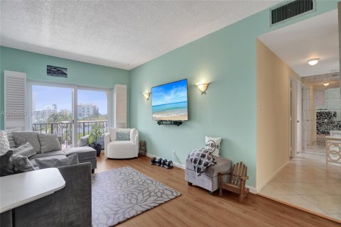 Condo in Pompano Beach, Florida, 2 bedrooms  № 2192948 - photo 9