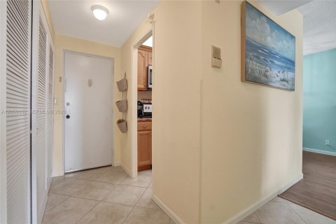 Condo in Pompano Beach, Florida, 2 bedrooms  № 2192948 - photo 19