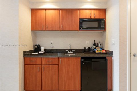 Condominio en venta en Sunny Isles Beach, Florida, 51.19 m2 № 1451051 - foto 4