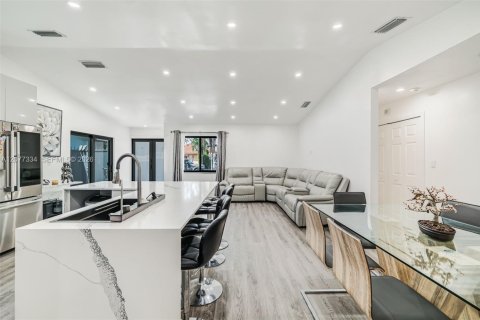House in Miami, Florida 4 bedrooms, 192.87 sq.m. № 2320737 - photo 9