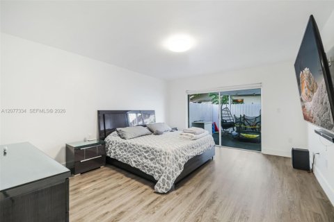 House in Miami, Florida 4 bedrooms, 192.87 sq.m. № 2320737 - photo 26