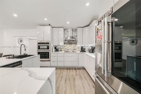 House in Miami, Florida 4 bedrooms, 192.87 sq.m. № 2320737 - photo 8