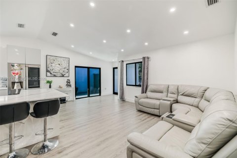 House in Miami, Florida 4 bedrooms, 192.87 sq.m. № 2320737 - photo 16